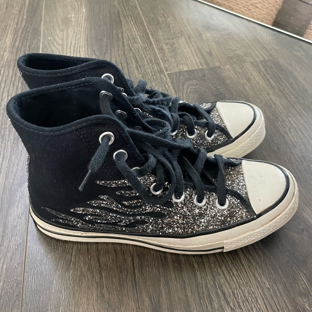 Womens size 6 Converse
